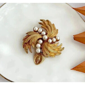 Vintage Gold Tone Leaf & Faux Pearl Pinwheel Brooch